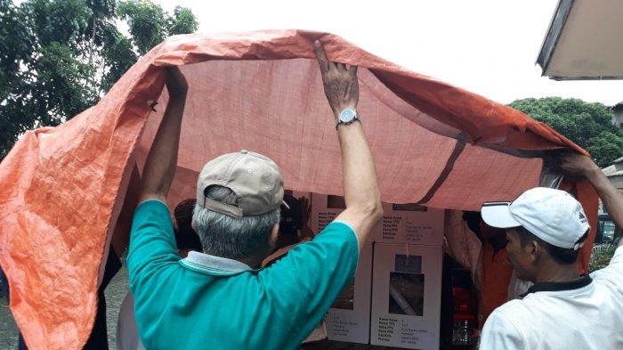 Antisipasi Hujan, Pengiriman Kotak dan Surat Suara di GOR Palmerah Ditutupi Terpal