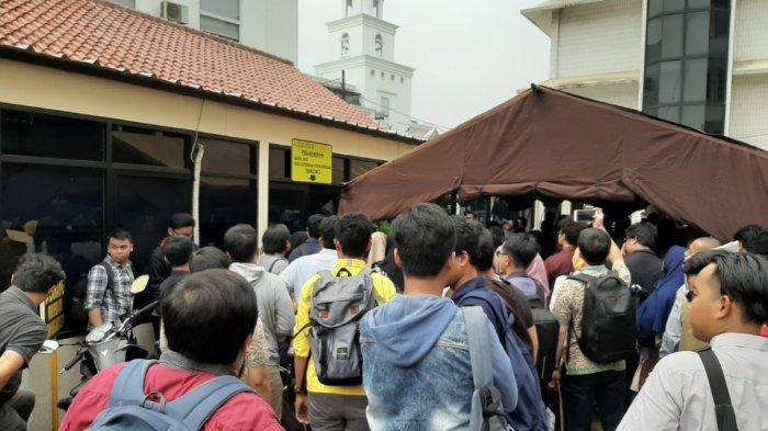 Rekrutmen CPNS 2019 Dibuka, Warga Antre Sejak Pagi Buat SKCK di Polres Metro Jakarta Selatan