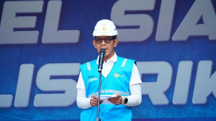 General Manager PLN UID Jakarta Raya, Moch. Andy Adchaminoerdin saat memimpin apel siaga sebagai bentuk komitmen PLN untuk menjaga kenyamanan masyarakat beraktivitas selama Natal 2025 dan Tahun Baru 2026