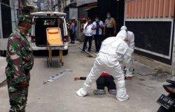 Seorang Pengendara Motor Tiba-tiba Jatuh Lalu Pingsan, Petugas yang Kenakan APD Langsung Membawanya