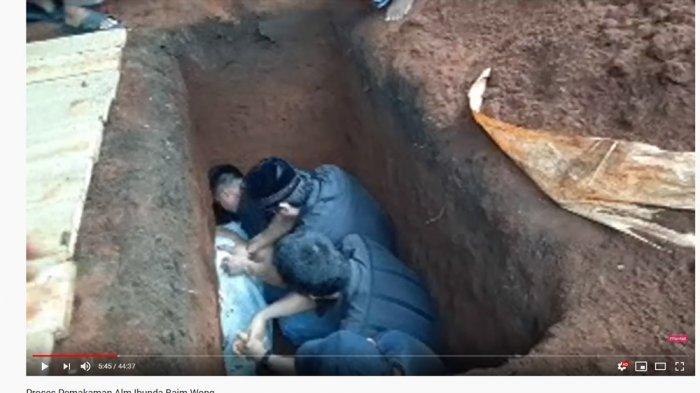 Baim Wong turun ke liang lahat. (YouTube/ MANTUL Infotaiment)
