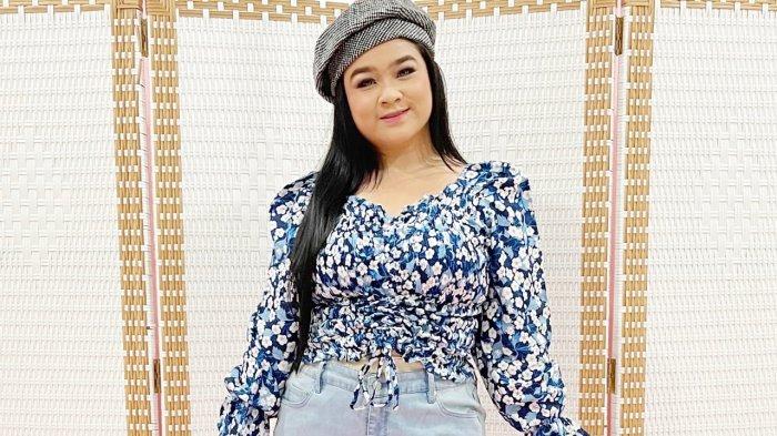 Wanita Bertubuh Gemuk Bukan Penghalang untuk Tampil Modis