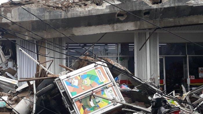 Sebuah bangunan bertingkat empat lantai di Jalan Brigjen Katamso, Kota Bambu Selatan, Palmerah, Jakarta Barat roboh pagi ini. 