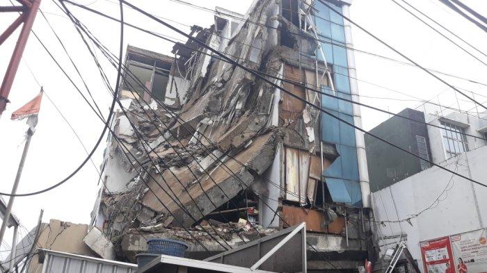 Sebuah bangunan bertingkat empat lantai di Jalan Brigjen Katamso, Kota Bambu Selatan, Palmerah, Jakarta Barat roboh pagi ini. 