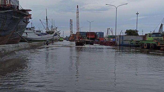Banjir Rob Terjang Kawasan Pelabuhan Sunda Kelapa, Air Mencapai 30 Sentimeter