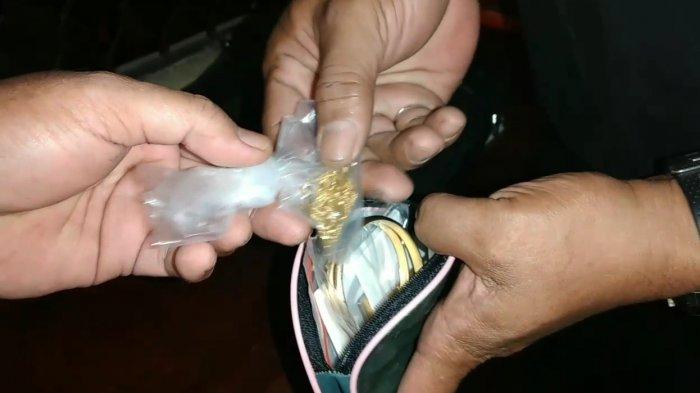 Barang bukti perhiasan emas yang diambil Reza (26) dari satu rumah warga di Duren Sawit, Jakarta Timur, Kamis (27/8/2020) 