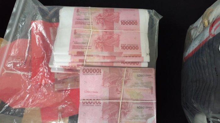 Ilustrasi: Barang bukti uang palsu saat ungkap kasus pencetakan dan pengedaran uang palsu di Mapolres Tangsel, Jalan Raya Promoter, Serpong, Rabu (11/3/2020).