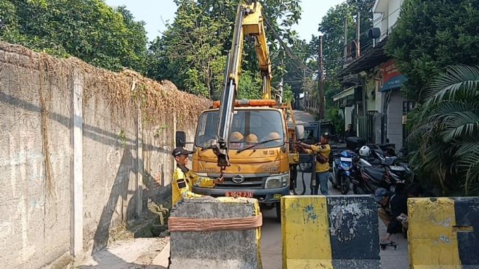 Proses pengangkutan barrier beton yang sebelumnya dipasang saat perbaikan Jembatan Pule, Ciracas, Jakarta Timur, Senin (8/6/2026).