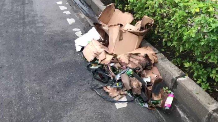 Brak! Motor Tabrak Truk di Kemang, Seketika Banyak Botol Amer Berserakan di Jalan
