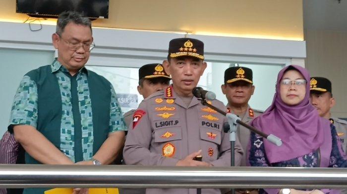 Kapolri Jenderal Listyo Sigit Prabowo saat memberikan keterangan di RS Islam Jakarta Cempaka Putih, Jakarta Pusat, Sabtu (8/11/2025).
