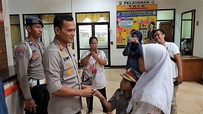 Belasan Anak Sambangi Polres Jakarta Timur, Berikan Semangat untuk Hadapi Teroris