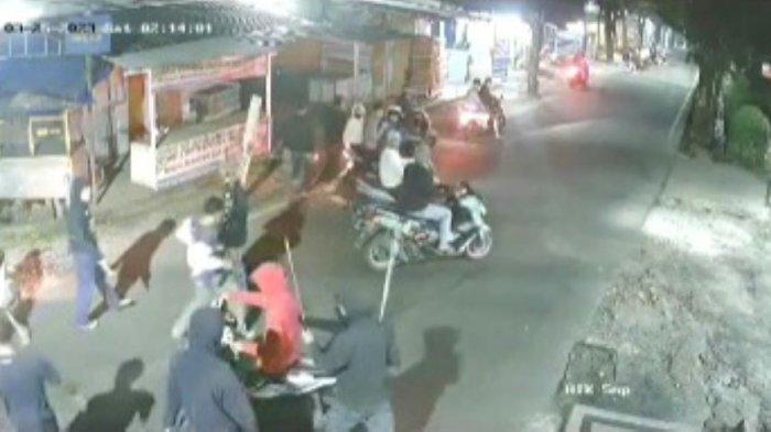Tawuran di Cipayung, Dua Kelompok Saling Serang Pakai Senjata Tajam Hingga Busur Panah