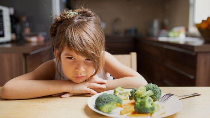 Anak yang Makan Sambil Nonton Bisa Berakhir GTM, Begini Kata Dokter Spesialis Anak