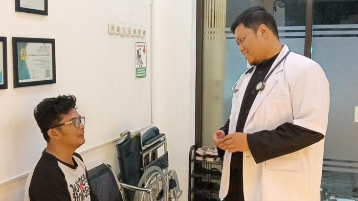 dr. Sukma Aditya Putra saat berbincang dengan warga yang datang ke Klinik Aditya Me