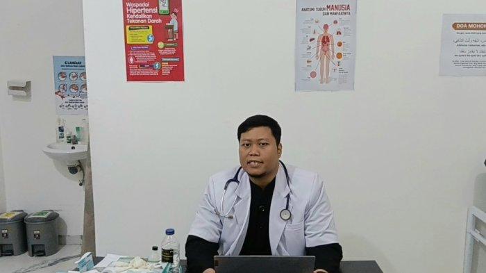 dr. Sukma Aditya Putra saat memberi keterangan di Klinik Aditya Medika, Cipayung, Jakarta Timur, Minggu (2/11/2025).