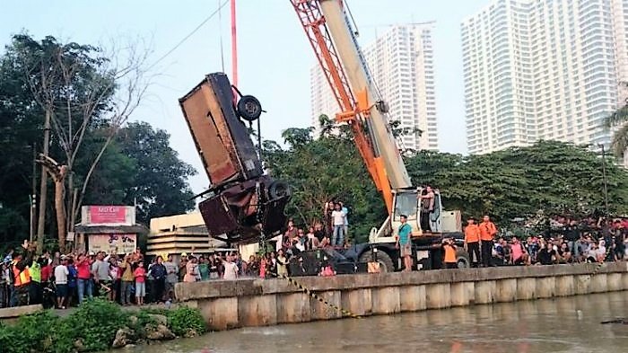 Hanyut di Kalimalang, Jasad Sopir dan Mobil Pick-up Berhasil Dievakuasi Setelah 20 Jam