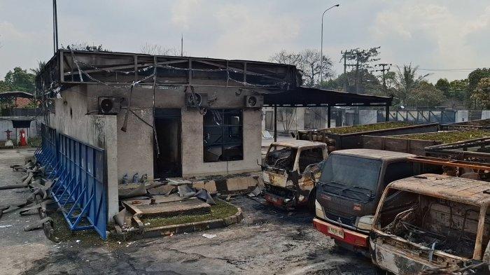 Warga terdampak kebakaran disertai ledakan SPBE Jalan Cinyosong Kecamatan Mustikajaya, Kota Bekasi menceritakan detik-detik mencekam gas penuhi jalan sebelum api dan suara ledakan terdengar.
