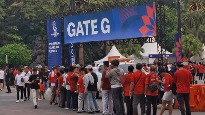 Kawasan Stadion Utama Gelora Bung Karno (SUGBK), Jakarta, mulai dipadati suporter Timnas Indonesia menjelang pertandingan menghadapi Bangladesh, Kamis (1/10/2026) malam.