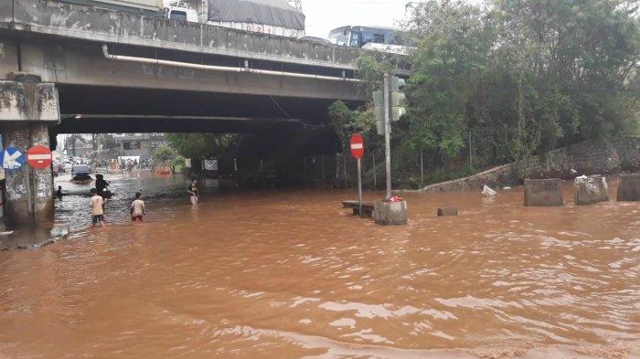 Banyak Kabel Jadi Penghambat Penyelesaian Masalah Banjir di Kolong Tol JORR Kalimalang