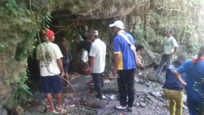 Cerita Warga Mabar Harus Injak Ular untuk Melihat Ular Putih 23 Meter di Gua Istana Ular