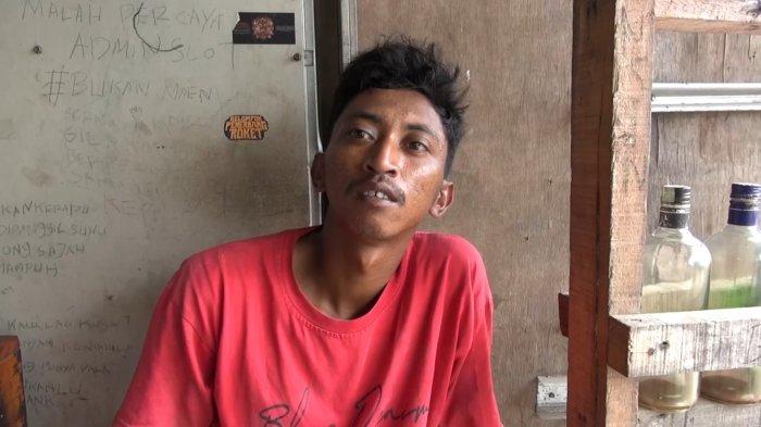 Nelayan bernama Heriyanto mengeluhkan keberadaan tanggul beton yang terpasang di pesisir Kalibaru, Cilincing, Jakarta Utara. Nelayan mengeluhkan keberadaan tanggul beton yang terpasang di pesisir Kalibaru, kesejahteraan para pencari hasil laut menjadi berkurang.