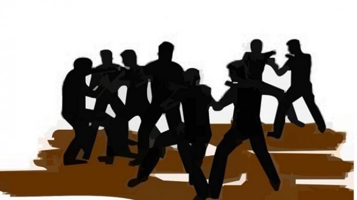 Tak Terima Batas Penghalang Galian Diserempet, Pekerja Proyek Keroyok Sopir Truk