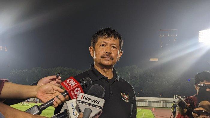 Pelatih Timnas Indonesia U-20, Indra Sjafri, usai memimpin latihan di Stadion Madya, Senayan, Jakarta, Minggu (22/9/2024)