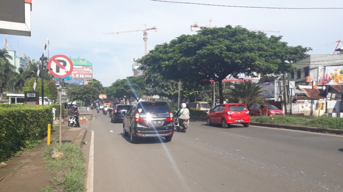 Pagi Hari, Arus Lalu Lintas di Jalan Alternatif Cibubur Ramai Lancar