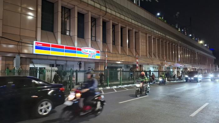 Sejumlah pengguna KRL menyebrang di Jalan Pengangsaan Barat depan Stasiun Cikini, Jakarta Pusat, Anggota DPRD DKI usul agar dibuatkan JPO atau Pelican Crossing.