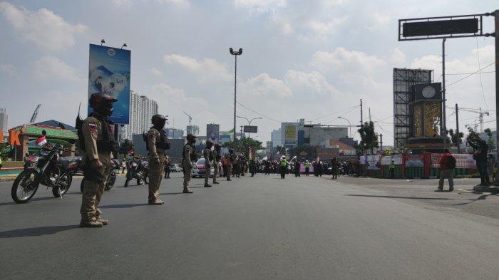 Pemberhentian arus lalu lintas di Jalan Raya Margonda dalam rangka memperingati Hut ke-75 Republik Indonesia. 