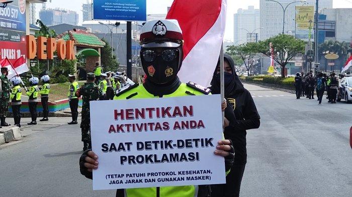 Pemberhentian arus lalu lintas di Jalan Raya Margonda dalam rangka memperingati Hut ke-75 Republik Indonesia. 