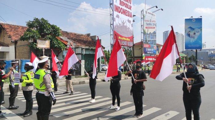 Pemberhentian arus lalu lintas di Jalan Raya Margonda dalam rangka memperingati Hut ke-75 Republik Indonesia. 