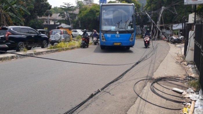 Warga Resah Kabel Listrik Menjuntai Akibat Tersangkut Bus TransJakarta di Cirendeu