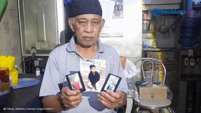 ALVARO HILANG - Tugimin (71), kakek dari Alvaro Kiano Nugroho (6), menunjukkan foto cucunya yang hilang selama 48 hari di Pesanggrahan, Jakarta Selatan, Rabu (23/4/2025).