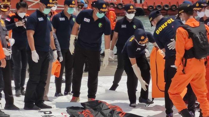 KN SAR Basudewa Evakuasi Satu Kantong Berisi Body Part ke Dermaga JICT II