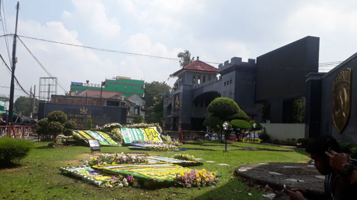 Halangi Pandangan, Puluhan Karangan Bunga Dipindahkan dari Depan Mako Brimob