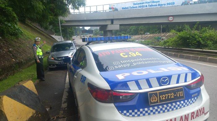 Kartu E-Toll Ketinggalan, Pengendara Mobil Honda Mobilio Nekat Balik Kanan di Gerbang Tol Ciputat 2