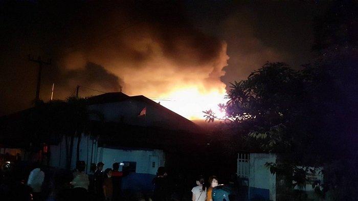 Pabrik Busa di Tangerang Terbakar, Api Masih Membara Sampai Malam Ini