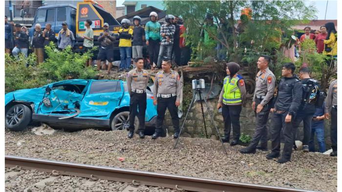 UPDATE LAKA KERETA - Fakta baru terungkap dalam kecelakaan maut antara KRL dan KA Argo Bromo Anggrek di wilayah Bekasi Timur. Kereta api jarak jauh tersebut diketahui melaju dengan kecepatan sekitar 110 kilometer per jam saat insiden terjadi. (TRIBUNJAKARTA.COM/GERALD LEONARDO AGUSTINO).