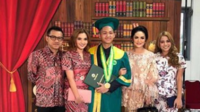 Unggah Foto Wisuda, Netizen Salah Fokus dengan Posisi Tangan Azriel Hermansyah, Ada Apa?