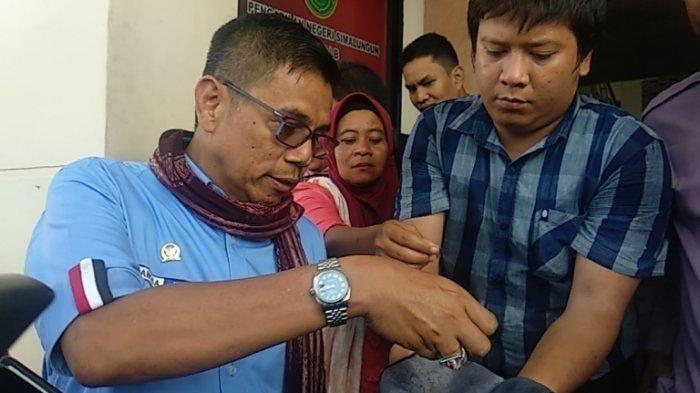 Keluarga Samirin dan Hinca Panjaitan mengumpulkan koin di Pengadilan Simalungun, Rabu (15/1/2020). Koin ini akan diserahkan PT Bridgestone. 