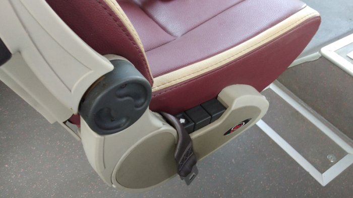 Menjajal Royaltrans, Bus Premium Bertarif Rp 10 Ribu - kemiringin-bangku-bus-premium-royaltrans_20180320_222423.jpg