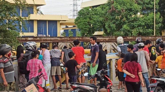 Abaikan Physical Distancing, Warga Berkerumun Tonton Penemuan Jasad di Kali Tanjung Priok