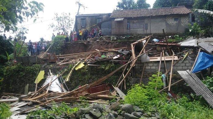 Sebuah Rumah di Kabupaten Bogor Tertimpa Tebing Longsor, 4 Orang Meninggal Dunia