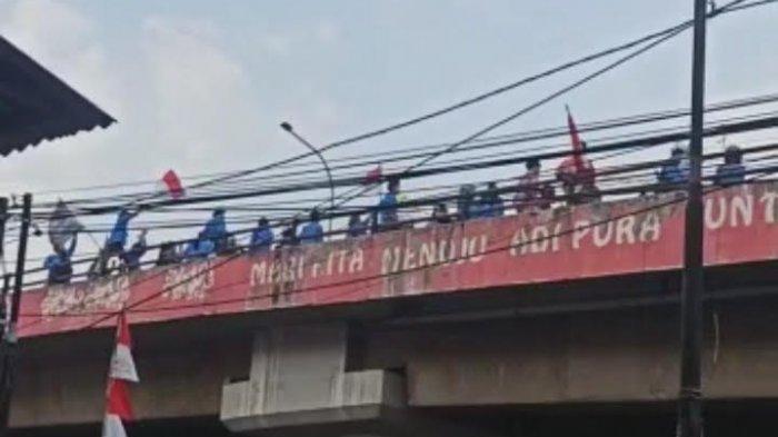 Izinnya Berbagi Sembako, Puluhan Mahasiswa Malah Berorasi di Flyover Ciputat