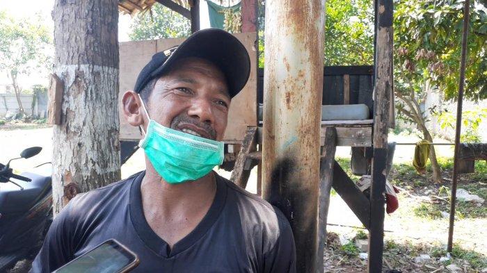 Makmur, penggali makam di TPU Jombang, Ciputat, Tangsel, Rabu (23/9/2020).