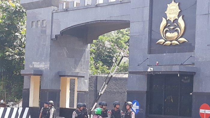 Dua Orang yang Memotret Polisi yang Berjaga di Gereja Matraman Sudah Dipulangkan