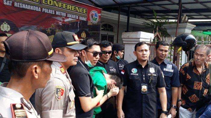 Sabu yang Diproduksi Mangendar di Lantai 3 Rumahnya Diedarkan ke Jakarta