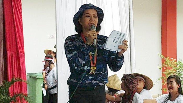 Mantan Bupati Kutai Kartanegara, Rita Widyasari, membacakan puisi karyanya untuk memperingati Hari Pahlawan di Lapas Klas IIA Jakarta, Pondok Bambu, Duren Sawit, Jakarta Timur, Sabtu (10/11/2018).