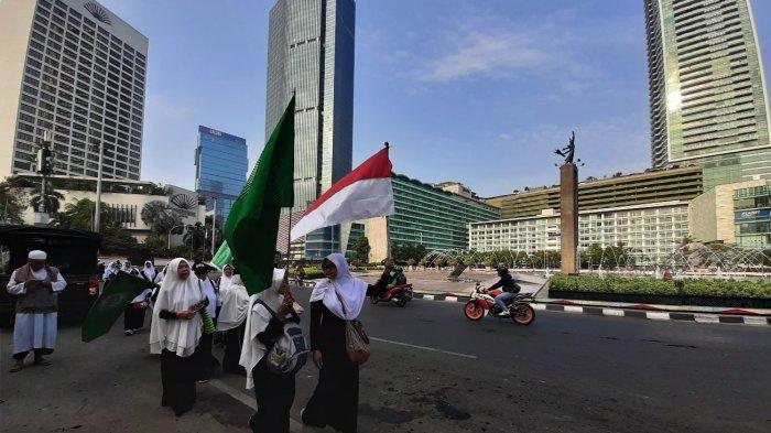 Massa aksi mujahid 212 mulai berdatangan di sekitaran Bundaran Hotel Indonesia, Jakarta Pusat, sekira pukul 07.10 WIB, Sabtu (28/9/2019).